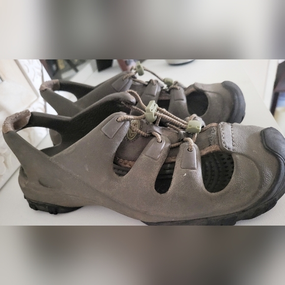 UNISEX Crocs Trailbreak Closed Toe Tan Rubber Sandals Size W10 / M8
LEAVING 5/1 - Picture 5 of 13